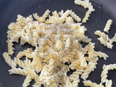 Švelni makaronai su ridikėliais ir rikota Žingsnis 4