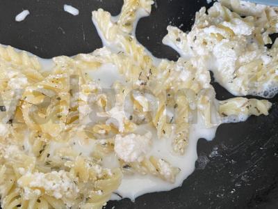 Švelni makaronai su ridikėliais ir rikota Žingsnis 6