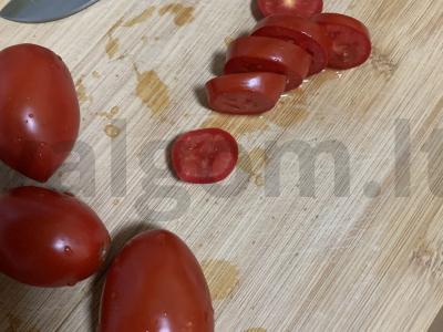 Kiaušinienė su pomidorais, sūriu ir itališkais prieskoniais Žingsnis 1