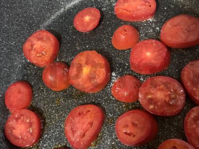 Kiaušinienė su pomidorais, sūriu ir itališkais prieskoniais Žingsnis 2