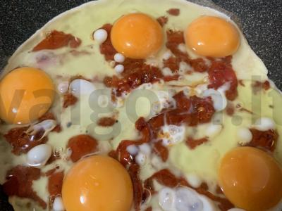 Kiaušinienė su pomidorais, sūriu ir itališkais prieskoniais Žingsnis 3