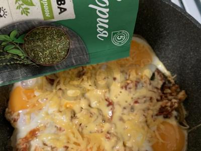 Kiaušinienė su pomidorais, sūriu ir itališkais prieskoniais Žingsnis 5