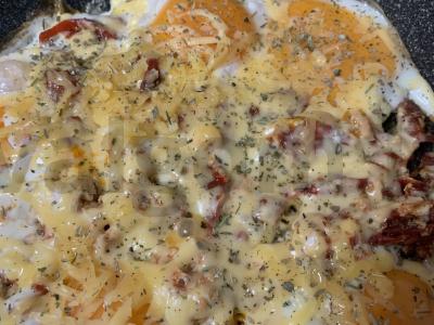 Kiaušinienė su pomidorais, sūriu ir itališkais prieskoniais pagrindine nuotrauka