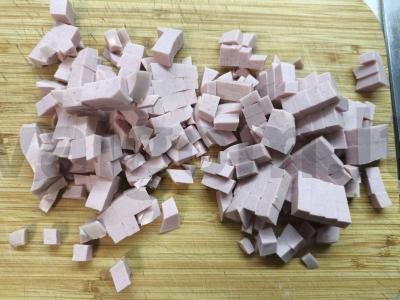 Klasikinis olivjė salotas be agurkų Žingsnis 1