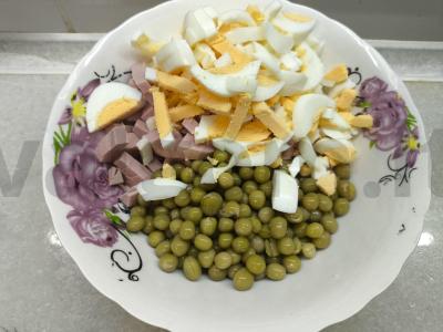 Klasikinis olivjė salotas be agurkų Žingsnis 2