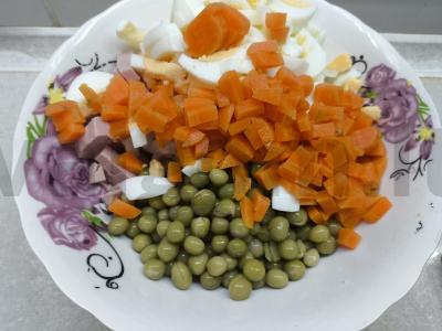 Klasikinis olivjė salotas be agurkų Žingsnis 3