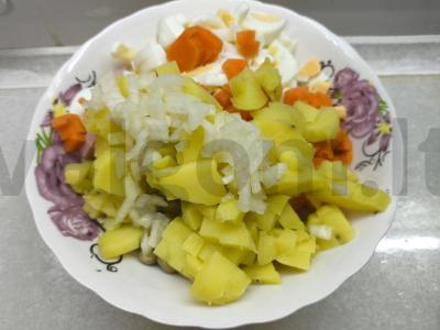 Klasikinis olivjė salotas be agurkų Žingsnis 4