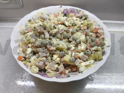 Klasikinis olivjė salotas be agurkų Žingsnis 5