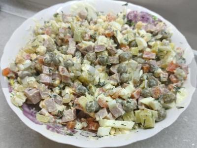 Klasikinis olivjė salotas be agurkų pagrindine nuotrauka