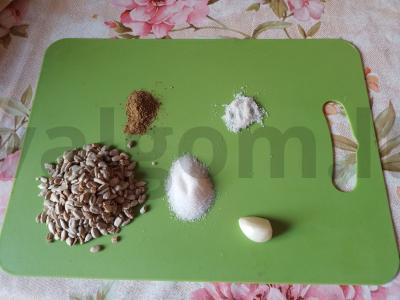 Petražolių padažas su sūriu ir kmynais Žingsnis 3