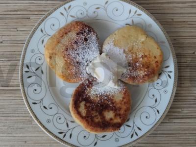 Sūrio blynai su grietine ant kvietinių miltų pagrindine nuotrauka