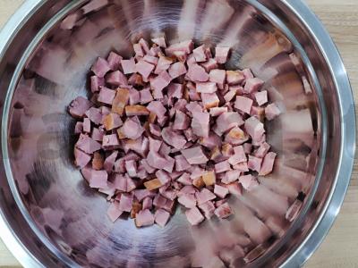 Salotas „Mėgstamiausias“ su kumpiu ir sausainiais Žingsnis 1