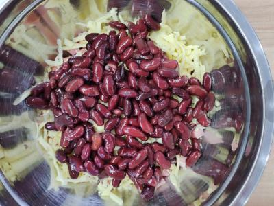 Salotas „Mėgstamiausias“ su kumpiu ir sausainiais Žingsnis 3