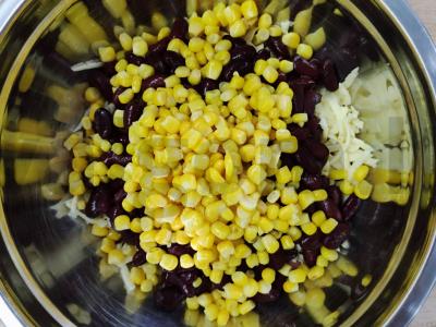 Salotas „Mėgstamiausias“ su kumpiu ir sausainiais Žingsnis 4