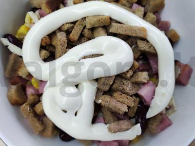 Salotas „Mėgstamiausias“ su kumpiu ir sausainiais Žingsnis 5