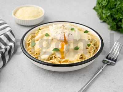 Makaronai su kiaušiniu ir sūrio padažu pagrindine nuotrauka