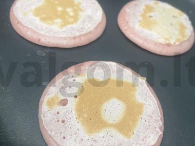 Rožiniai blynai su obuolių sultimis Žingsnis 8