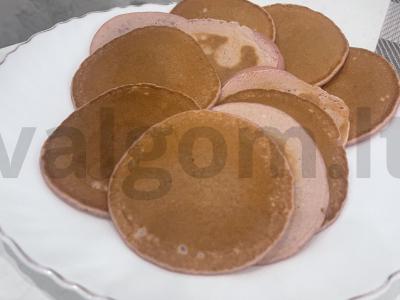 Rožiniai blynai su obuolių sultimis pagrindine nuotrauka