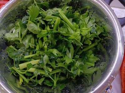 Konservuoti pomidorai su paprika ir salierais azerbaidžaniečių stiliumi Žingsnis 1