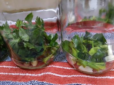 Konservuoti pomidorai su paprika ir salierais azerbaidžaniečių stiliumi Žingsnis 5