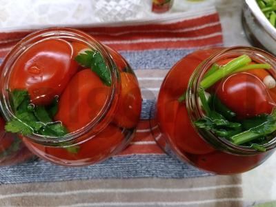 Konservuoti pomidorai su paprika ir salierais azerbaidžaniečių stiliumi Žingsnis 10