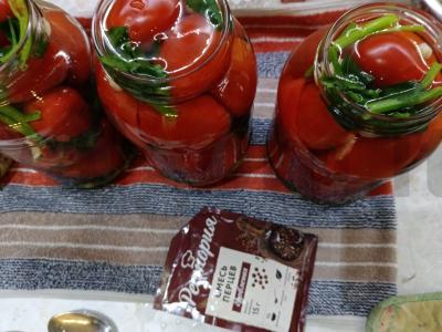 Konservuoti pomidorai su paprika ir salierais azerbaidžaniečių stiliumi Žingsnis 11