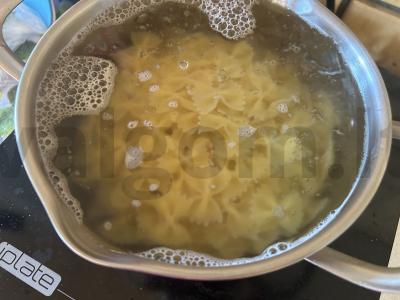 Farfalle su grietinėlės padažu, karbonaadu ir vyšniniais pomidorais Žingsnis 1