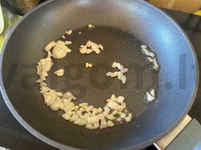 Farfalle su grietinėlės padažu, karbonaadu ir vyšniniais pomidorais Žingsnis 2