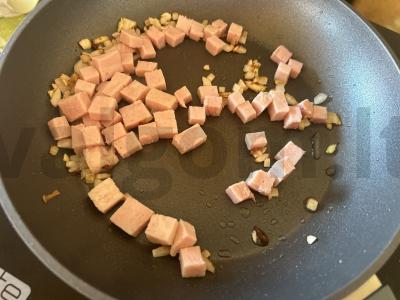 Farfalle su grietinėlės padažu, karbonaadu ir vyšniniais pomidorais Žingsnis 3