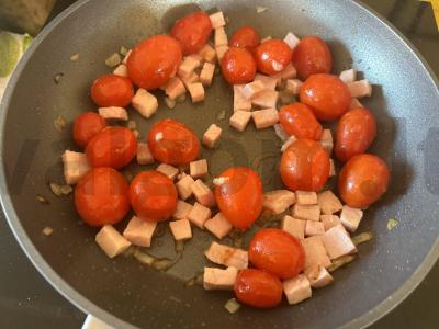 Farfalle su grietinėlės padažu, karbonaadu ir vyšniniais pomidorais Žingsnis 4