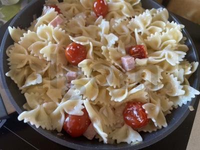 Farfalle su grietinėlės padažu, karbonaadu ir vyšniniais pomidorais Žingsnis 6