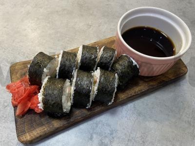 Namų ritinėliai su krabų lazdelėmis ir avokadu pagrindine nuotrauka