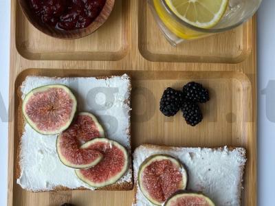 Pusryčiai su varškės sūriu ir vaisiais pagrindine nuotrauka