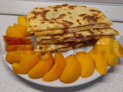 Varškės blynas su šokoladiniu įdaru pagrindine nuotrauka