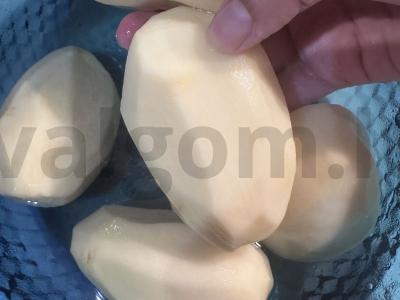 Kepta bulvė su faršu ir baltu svogūnu Žingsnis 1