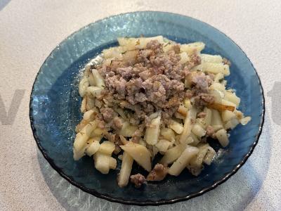 Kepta bulvė su faršu ir baltu svogūnu Žingsnis 4