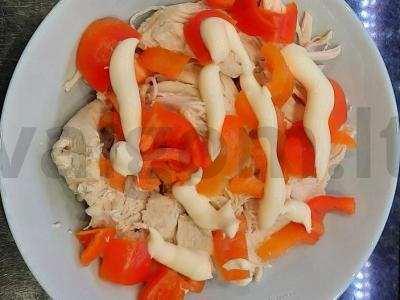 Šiltas salotas su vištienos krūtinėle pagrindine nuotrauka