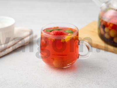 Vasaros arbata su mėtomis ir uogomis pagrindine nuotrauka