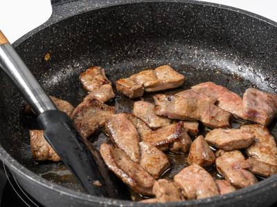 Salotas „Peršalimo lizdas“ su veršienos kepenimis Žingsnis 1