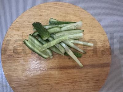 Namų ritinėliai su upėtakiu ir agurku Žingsnis 1