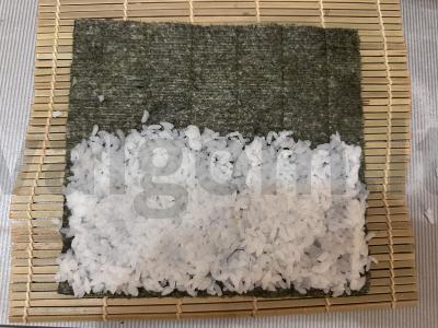 Namų ritinėliai su upėtakiu ir agurku Žingsnis 3