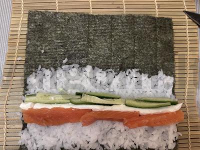 Namų ritinėliai su upėtakiu ir agurku Žingsnis 4