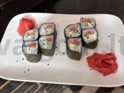 Namų ritinėliai su upėtakiu ir agurku pagrindine nuotrauka