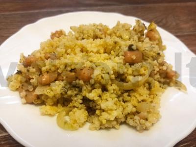 Pšeno su keptu svogūnu ir pupelėmis pagrindine nuotrauka