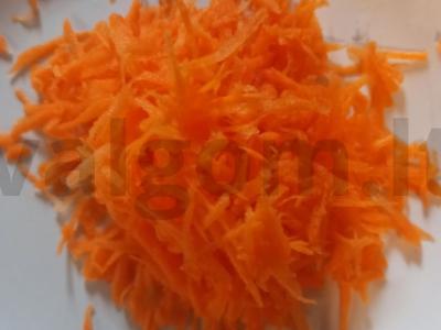 Salotos su šviežia morkomis ir virta vištiena Žingsnis 5