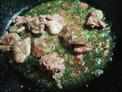 Kepenėlių salotos su korėjietiška morkų, baltuoju svogūnu, alyvuogėmis ir grūdėta garstyčia Žingsnis 1