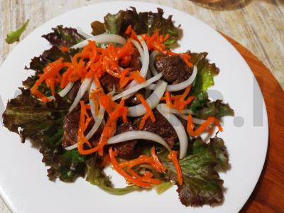 Kepenėlių salotos su korėjietiška morkų, baltuoju svogūnu, alyvuogėmis ir grūdėta garstyčia Žingsnis 3