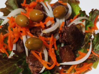 Kepenėlių salotos su korėjietiška morkų, baltuoju svogūnu, alyvuogėmis ir grūdėta garstyčia Žingsnis 4