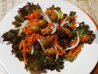 Kepenėlių salotos su korėjietiška morkų, baltuoju svogūnu, alyvuogėmis ir grūdėta garstyčia pagrindine nuotrauka