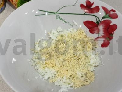 Salotas „Mimoza“ su konservuotu tunu Žingsnis 3